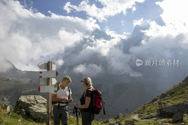 一对夫妇在山口的路标前停下来