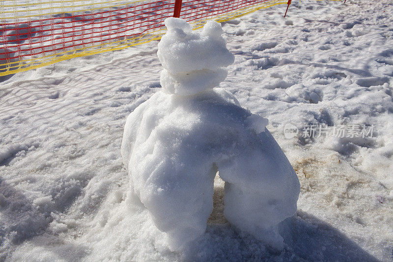 在下雪天堆雪人