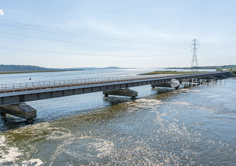 横跨西威尔士海上的铁路桥