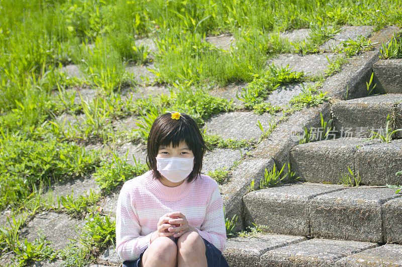 小黄花戴在女孩的头上