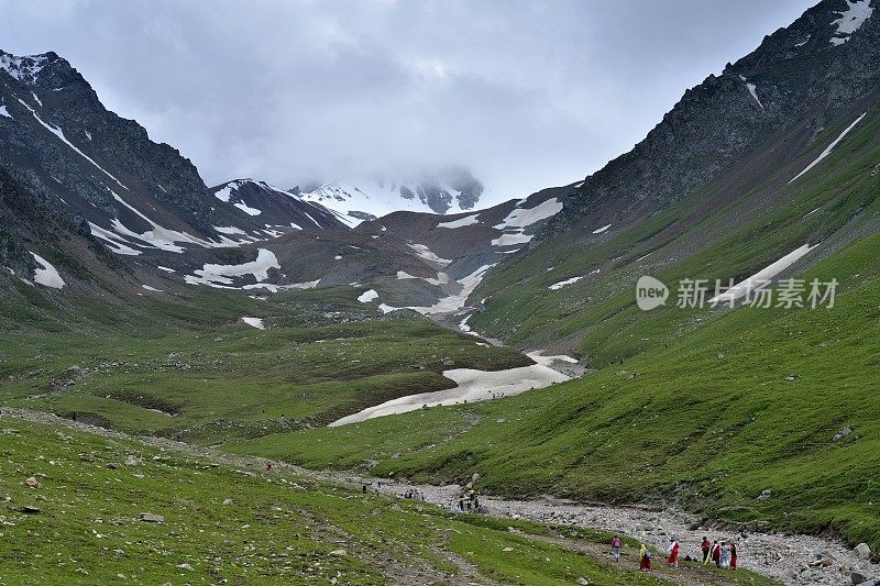 那拉提草原-新疆维吾尔自治区雪山和牧场