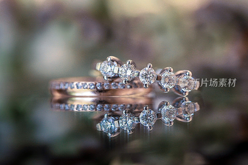 白色金结婚戒指上的花背景