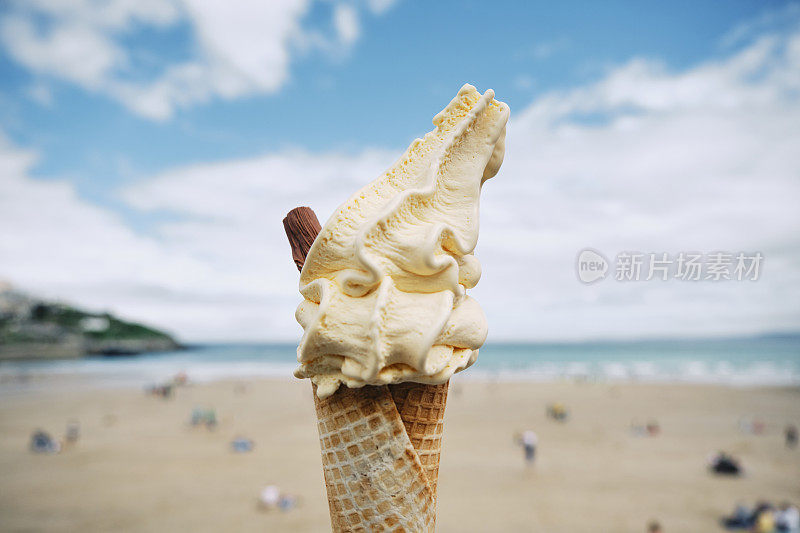 6月的一天，康沃尔纽基托万海滩上的冰淇淋蛋筒。