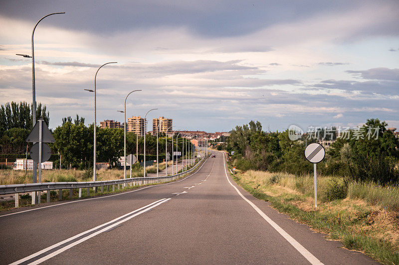 夕阳西下时西班牙的双向公路