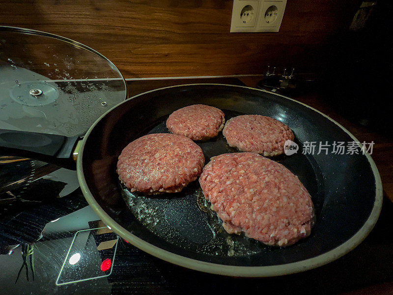 在平底锅里煎的汉堡肉。