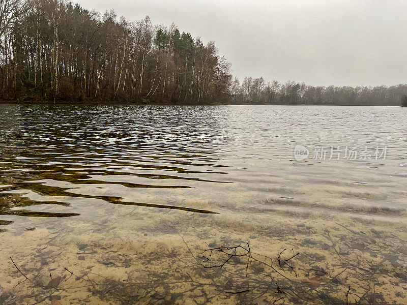 冬天的一个湖在下雨的天气。