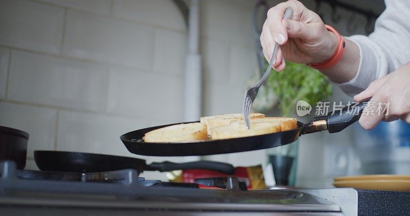 一位女士正在为两个人准备素食早餐。她没有使用任何塑料包装或器皿