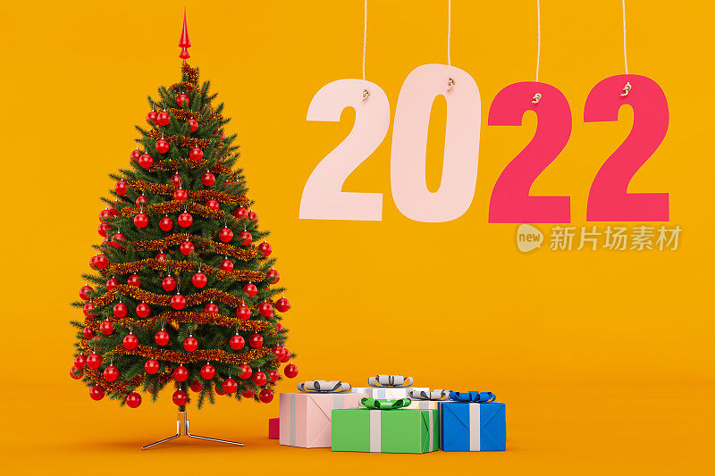 有2022标志的圣诞树和礼品盒。新年的概念