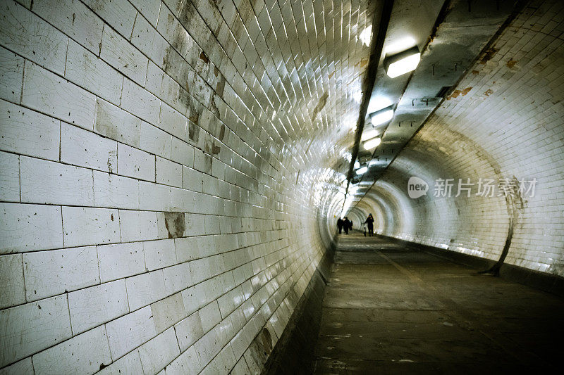 泰晤士河下的格林威治徒步隧道