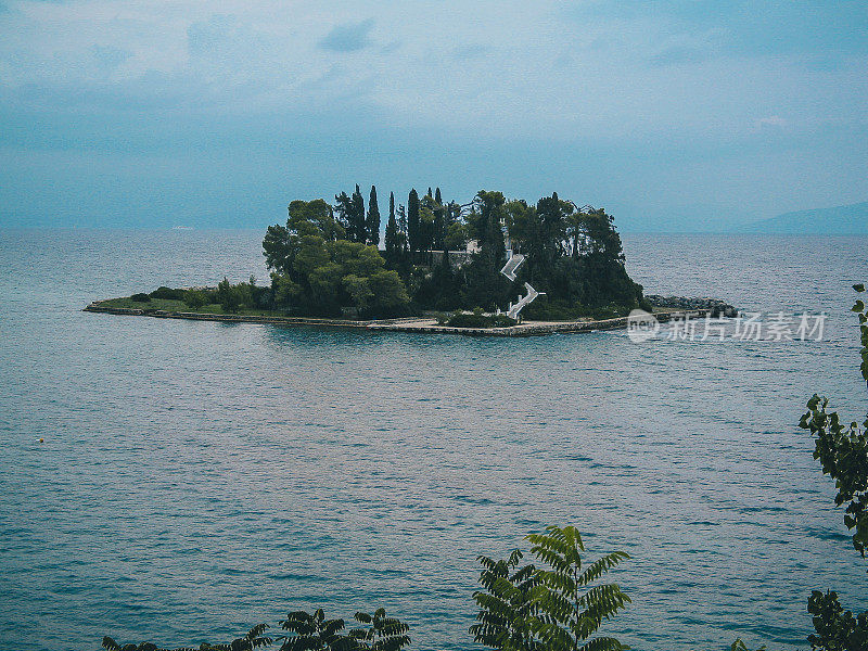 在多云的傍晚，希腊科孚岛的庞提科尼西岛或老鼠岛。美丽的岛屿是Kerkyra镇附近的著名旅游景点。