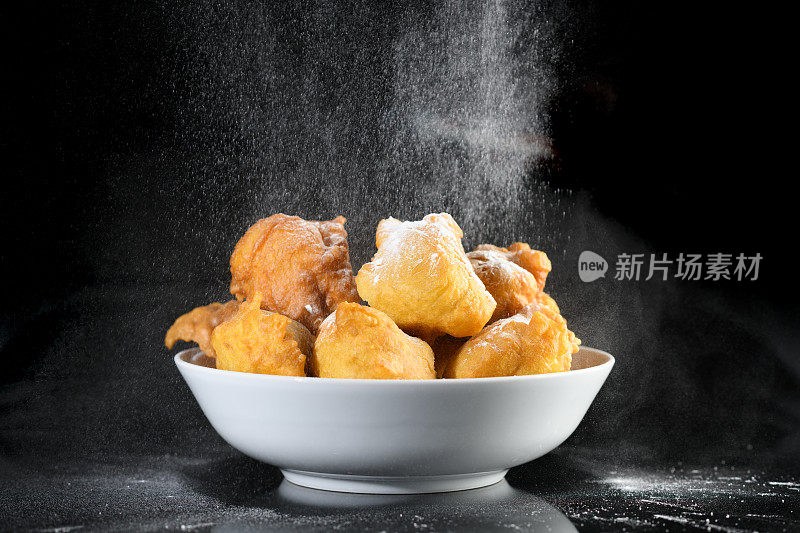 黑色背景上的传统荷兰新年前夜糕点Oliebollen