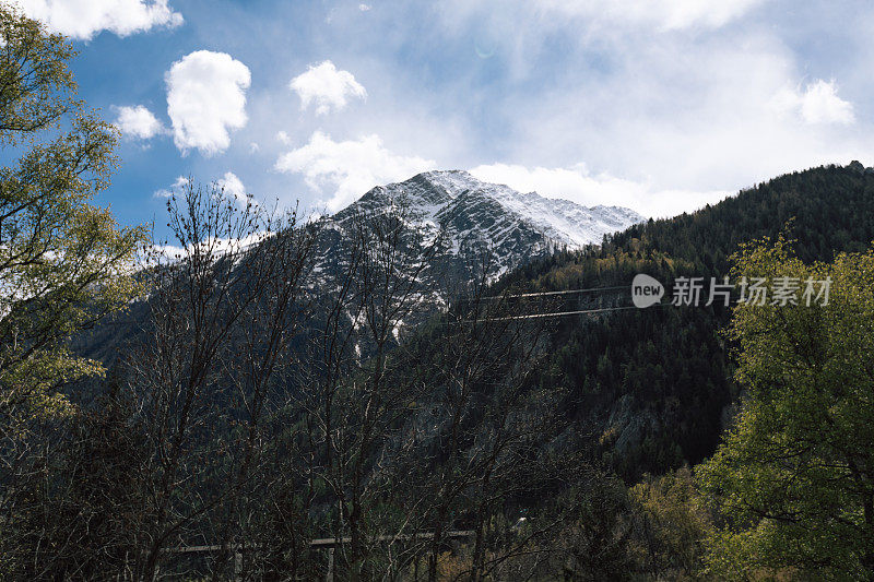 高山景观，勃朗峰的雪山。美丽山谷中的白云石。旅游和度假摄影。