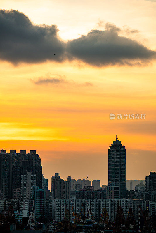 香港霓虹日落的标志性海港摩天大楼