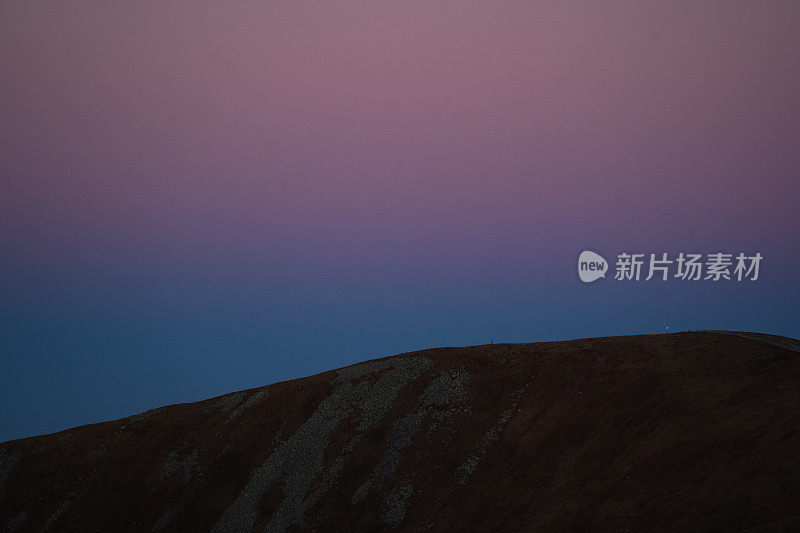 壮丽的风景与塔特拉山后日落。山峰的轮廓映衬着蓝色和粉色的天空