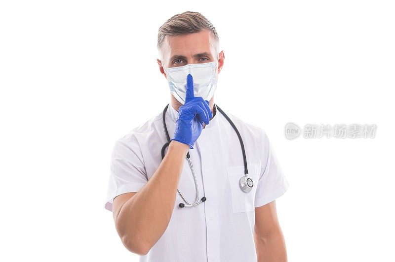 病房内保持安静。新型冠状病毒肺炎男人戴着面具，做着安静的手势。穿着安全服的医生。关于冠状病毒大流行的卫生。科学家研制出病毒疫苗检疫疫情爆发