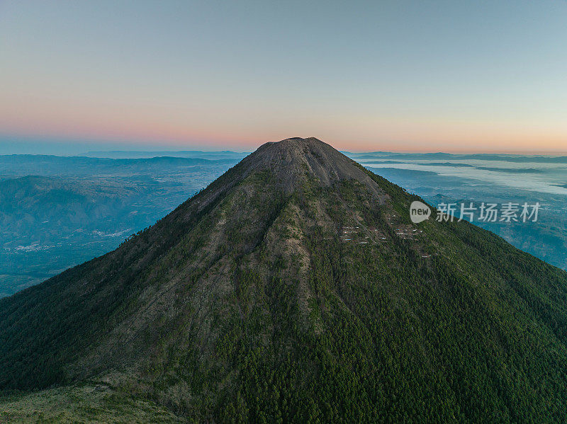 鸟瞰危地马拉的阿瓜火山