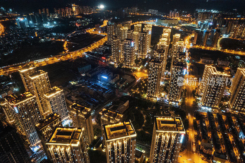 熙熙攘攘的城市高楼大厦、霓虹灯、快车道、夜晚天际线