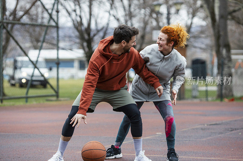 一对情侣“一对一”打篮球