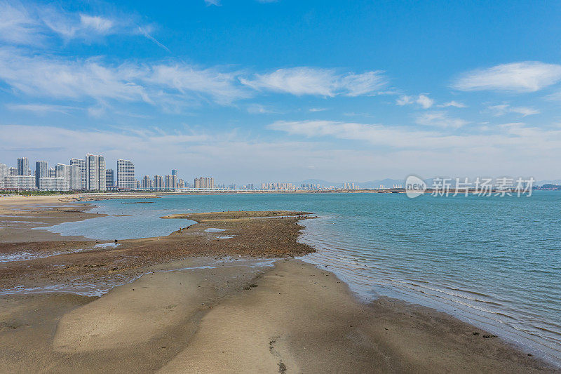 蓝天白云下的海边高端住宅