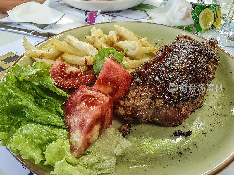 特写视图的牛肉内脏与土豆和沙拉。