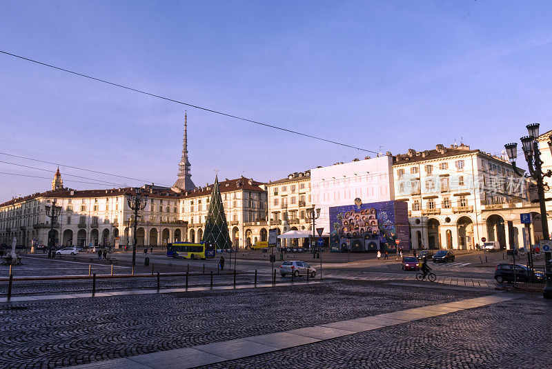 从维托里奥广场俯瞰都灵的天际线，尽管圣诞节因新冠肺炎疫情而空无一人