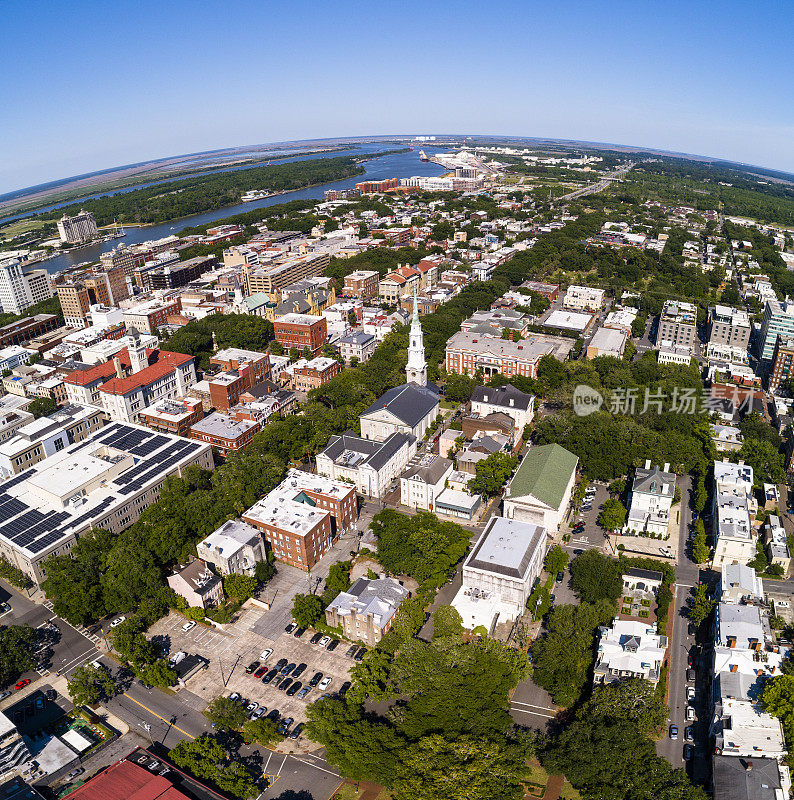 乔治亚州萨凡纳市中心历史街区的独立长老会教堂鸟瞰图，背景是萨凡纳河的远景。超大，高分辨率的拼接全景图。