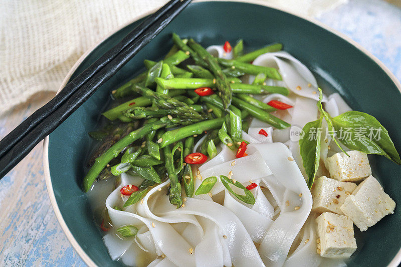 亚洲纯素面条加辣椒，豆芽和豆腐