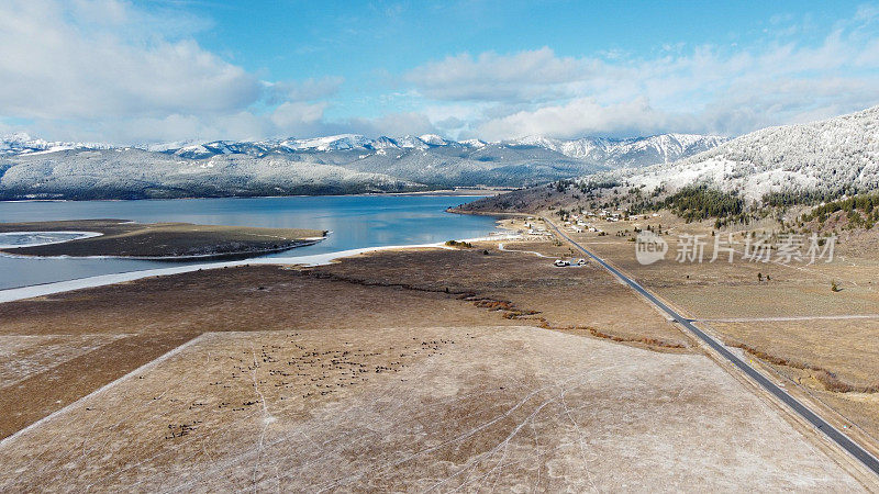 赫布根湖鸟瞰山景和道路。美国蒙大拿