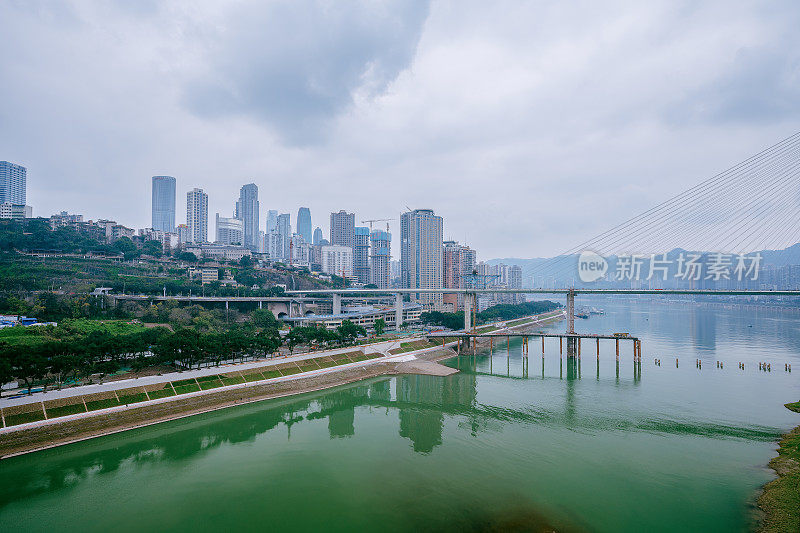 阴天重庆滨江城市的现代建筑和立交桥