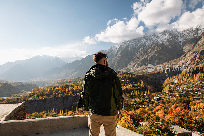 一位白人男性游客正在欣赏喜马拉雅山脉罕萨谷的景色