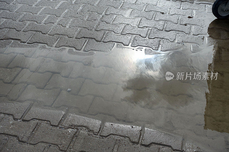 雨后城市里的水洼，不成形的城市街道，