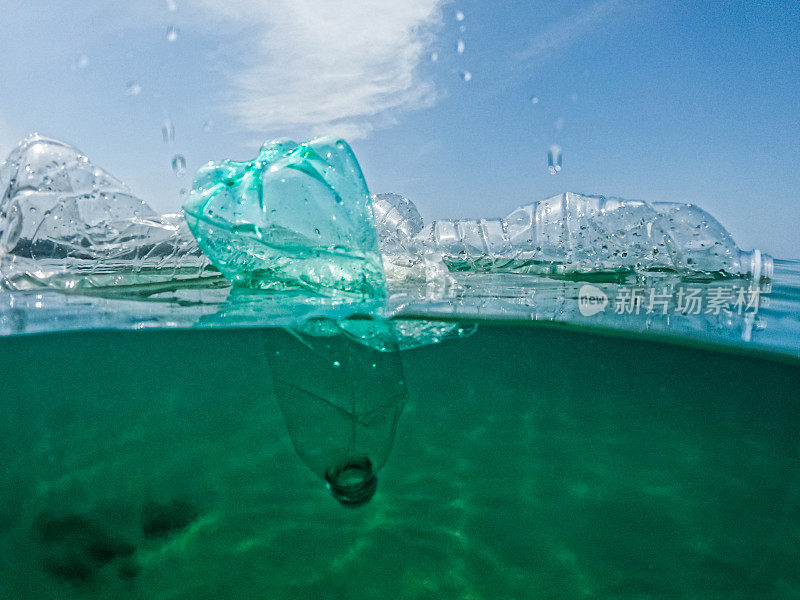 漂浮在海上的塑料瓶