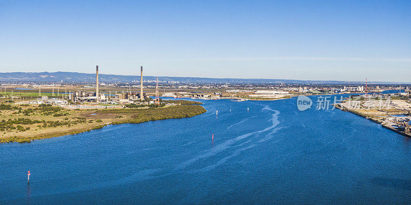 高空阳光全景燃气发电站位于敏感河口，以城市和山丘为背景