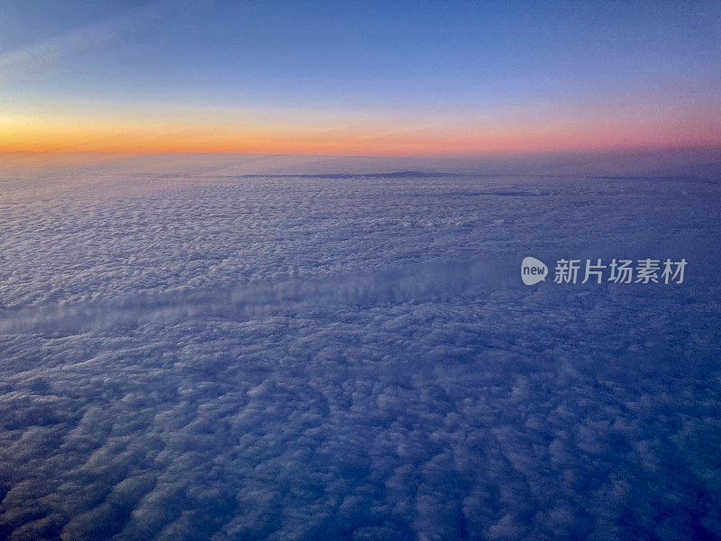 夕阳从天空的水平空中落下