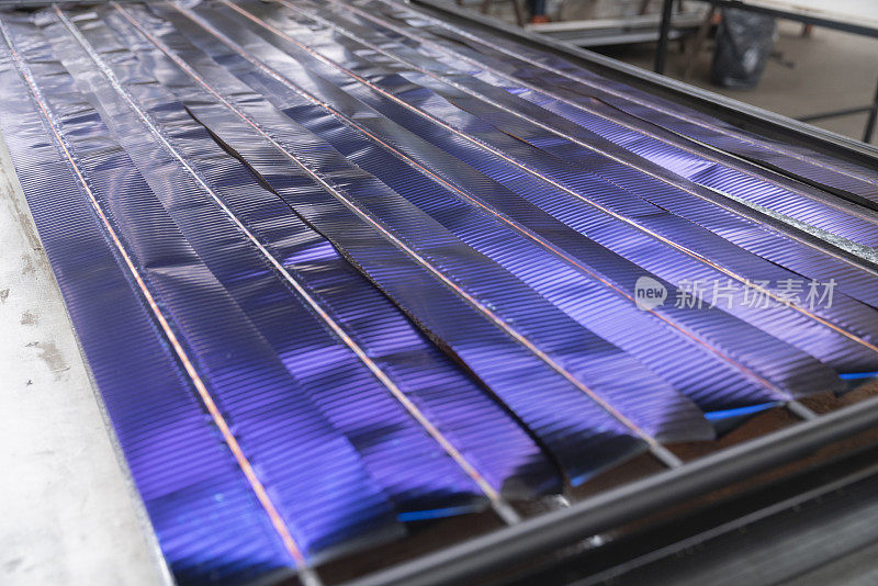 太阳能热水器工厂面板的特写
