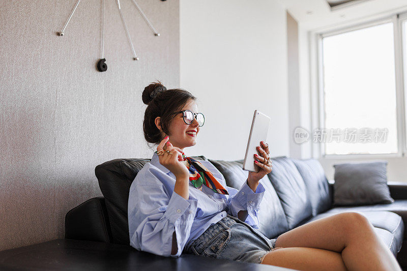 年轻时髦的女人在数码平板电脑上进行视频通话