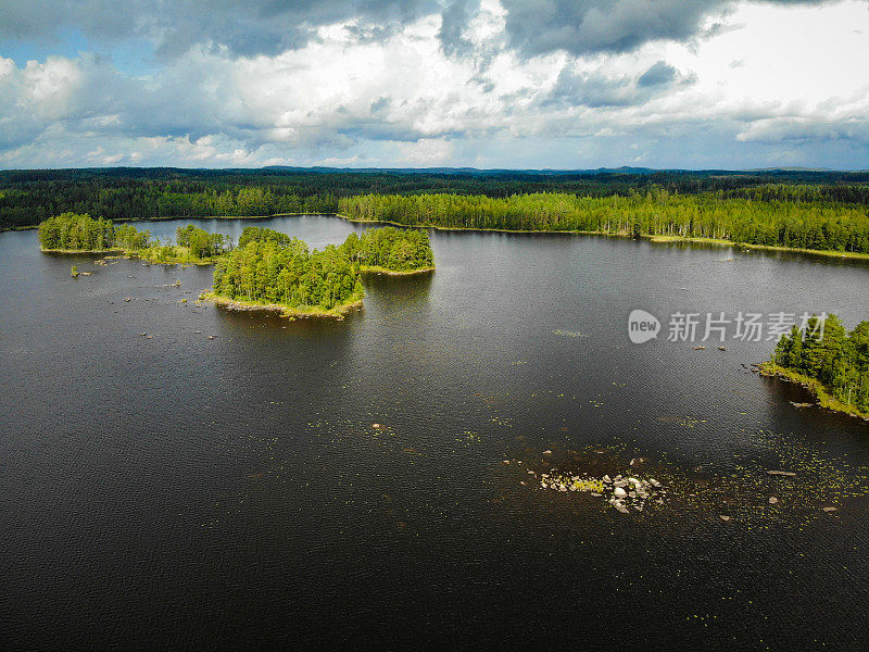 芬兰自然湖美丽的日落鸟瞰图