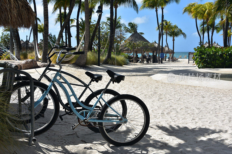 沙滩上停放着一辆电动自行车