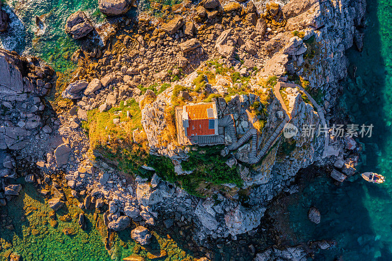 小岛上小教堂的风景