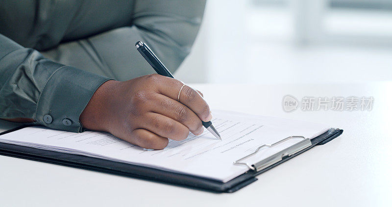 一个女商人在办公室填写保险文件的特写。女员工在办公室的桌子上签合同。客户端在添加签名时接受条款和条件