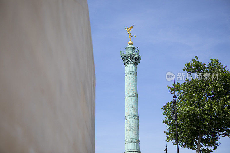 从低角度看，科隆纳德朱利叶纪念碑，前景有一面混凝土墙