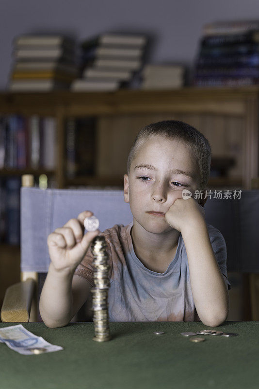 小男孩在积攒零用钱