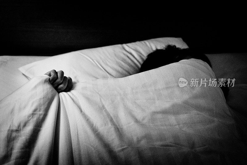 一个人在床上睡觉的画面