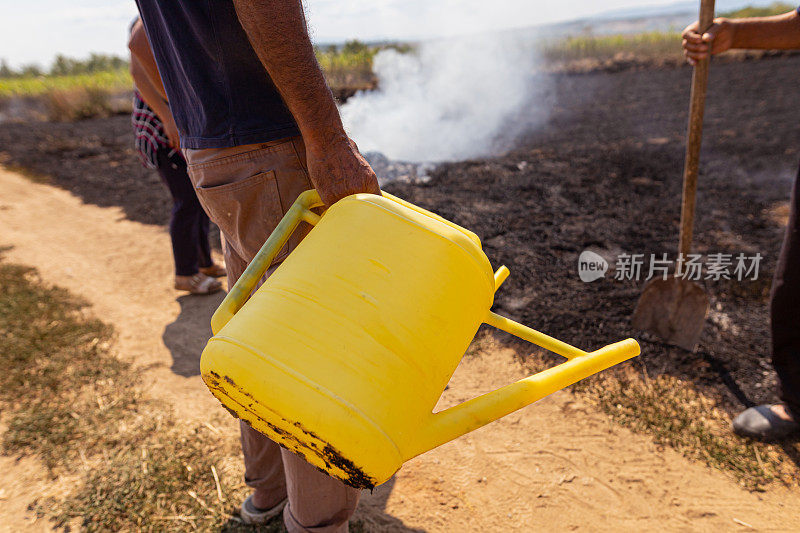 黄色塑料桶的水