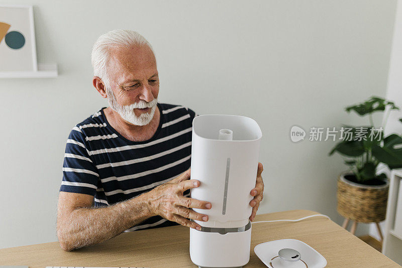 在新家组装加湿器的老人