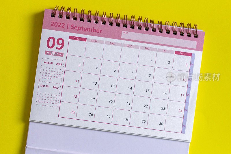 黄色背景的桌面日历为2022年9月。