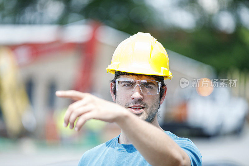 年轻建筑工人指路