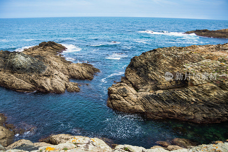 在坎塔布里亚海的Ribadeo西班牙小镇，海岸岩石形成的细节，以及海水是如何进入它们的。