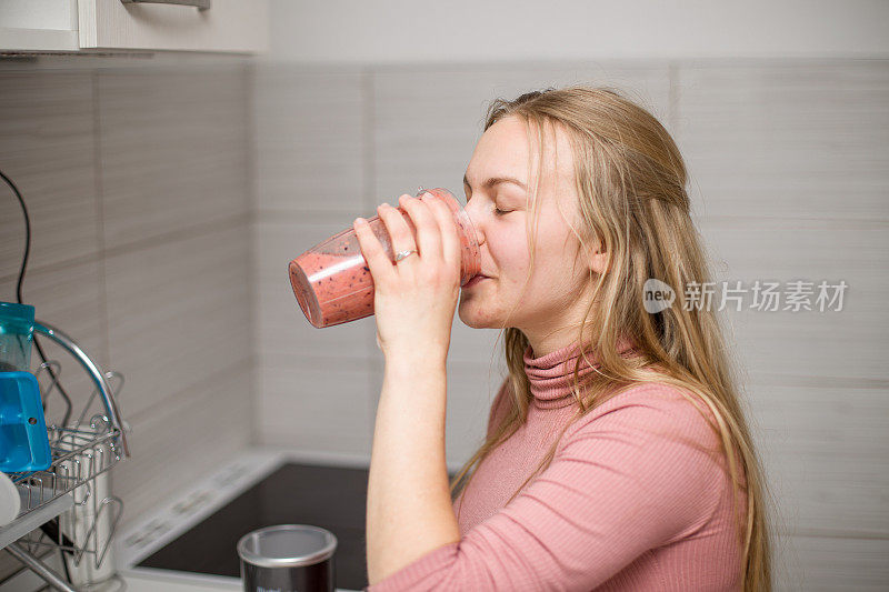 快乐的年轻女子在家里准备健康的早餐