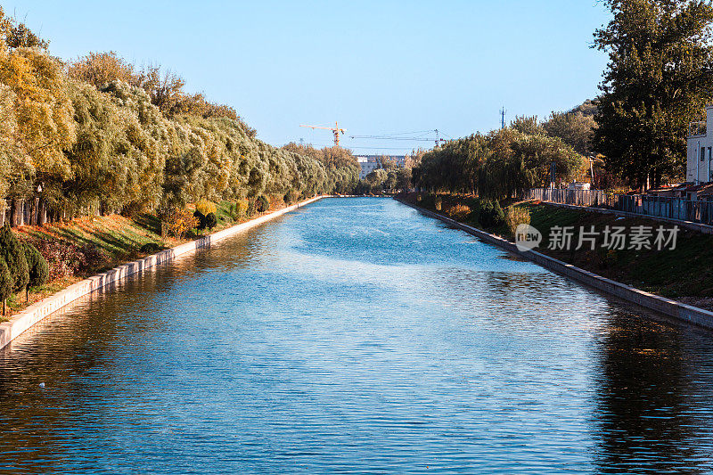 城市秋天河